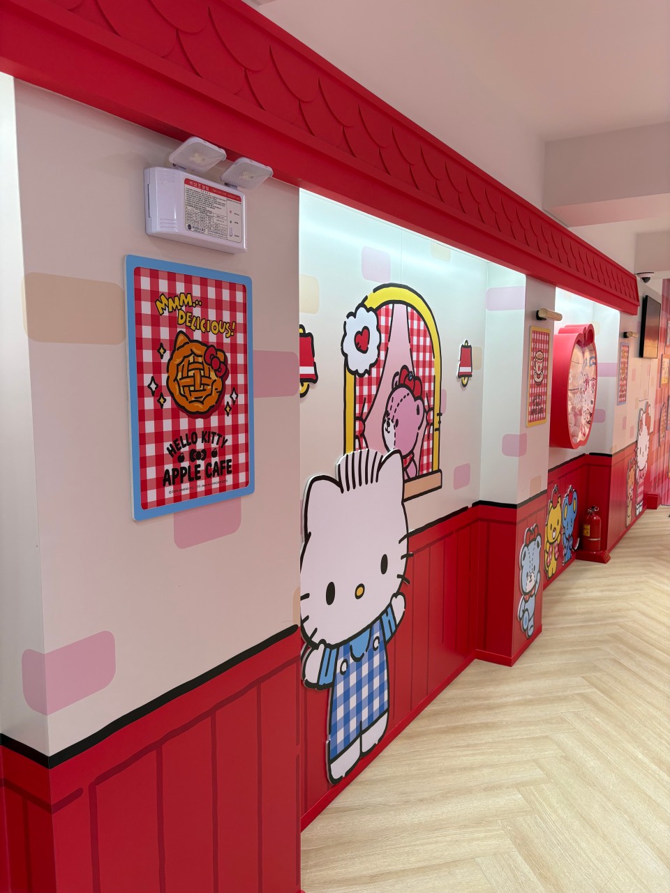 Hello Kitty Apple Café